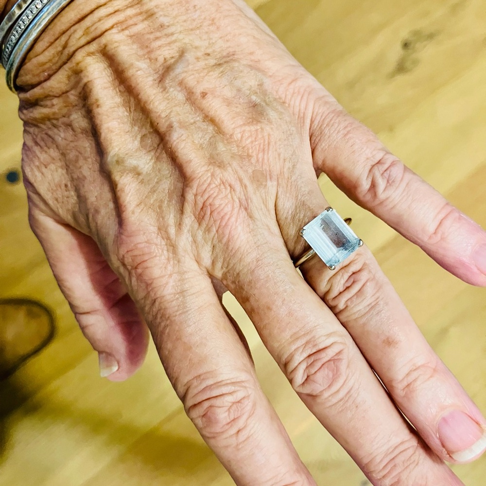 14kt White Gold Aquamarine Ring with Clear 5 carat Stone
Stamped 14kt - Picture 12 of 12